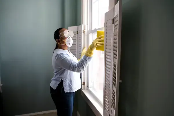 cleaning window with microfiber cloth.webp